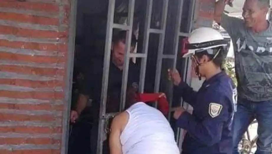 Mujer quedó atrapada cinco horas en una reja por intentar "chusmear" en lo de su vecina