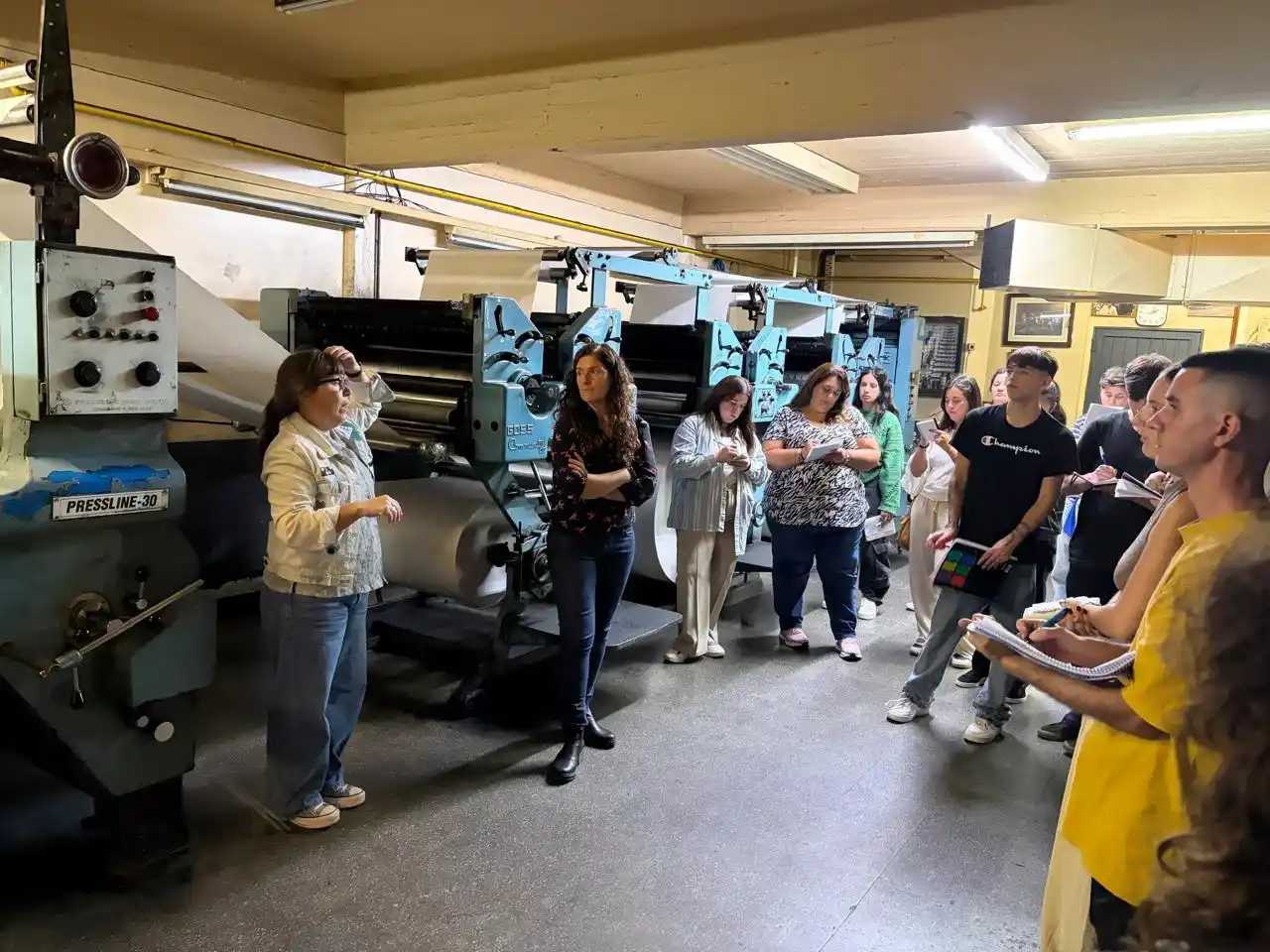 En el taller conocieron el proceso para imprimir los diarios.