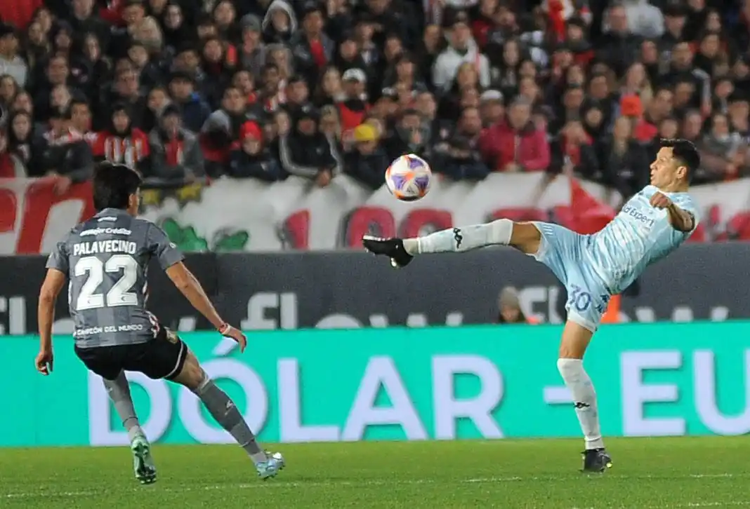 Palavecino y Sigali, durante el partido en La Plata.