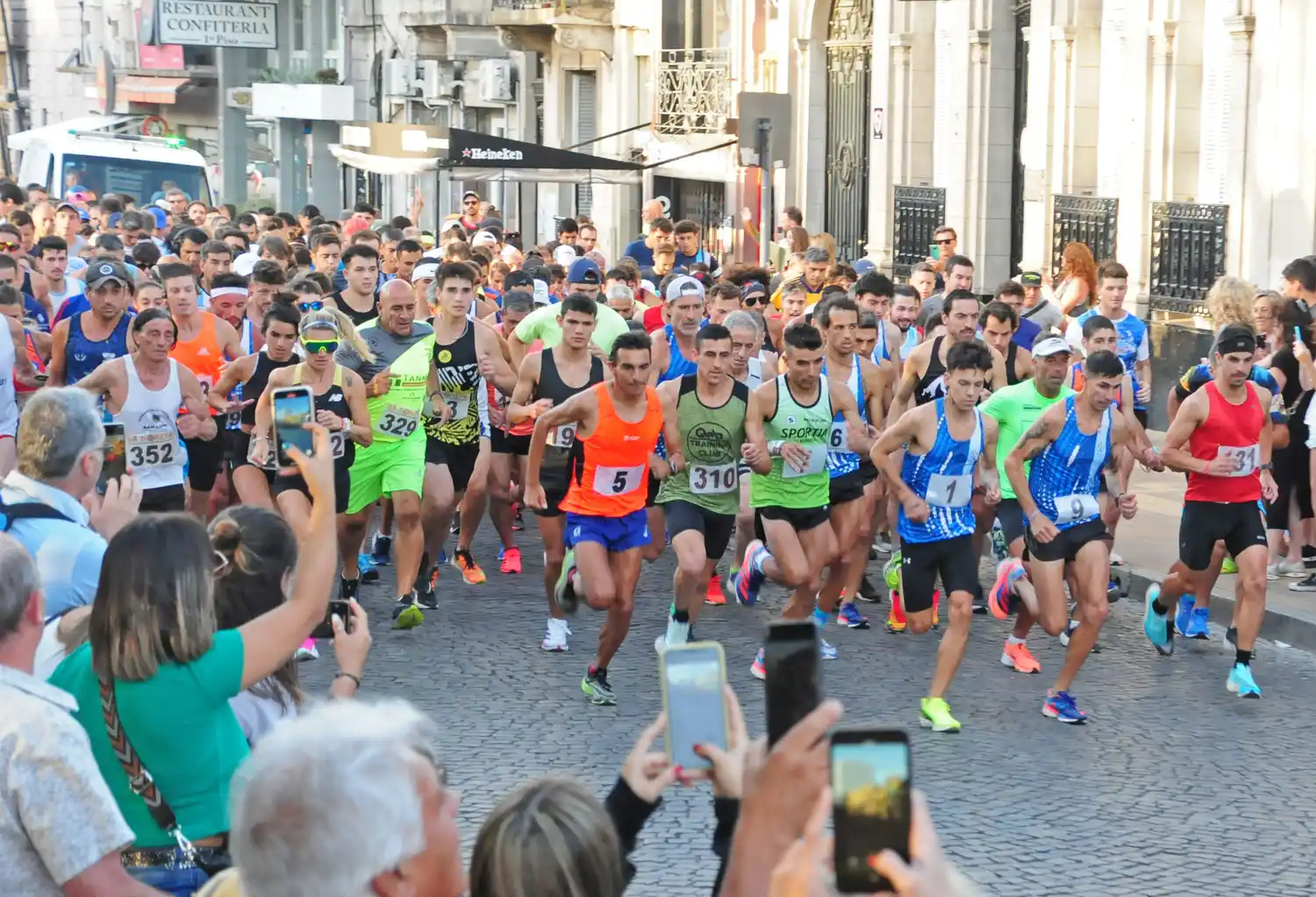La Pequeña San Silvestre se estará realizando, como ya es habitual, el 31 de diciembre, para despedir el año a puro atletismo.