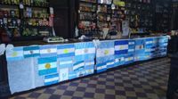  El tradicional almacén de campo “Lasarte Hermanos” se cubrió de banderas argentinas