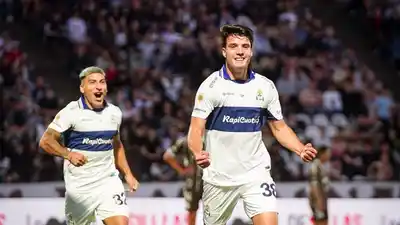 Panaro festeja el primer gol en Vicente López.