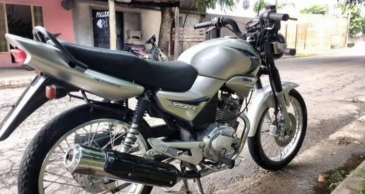 Mensajero fue a entregar una pizza y le robaron la moto, la plata y la documentación
