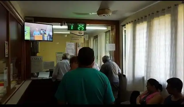 Tesorería: “Dos horas y media de cola para pagar”