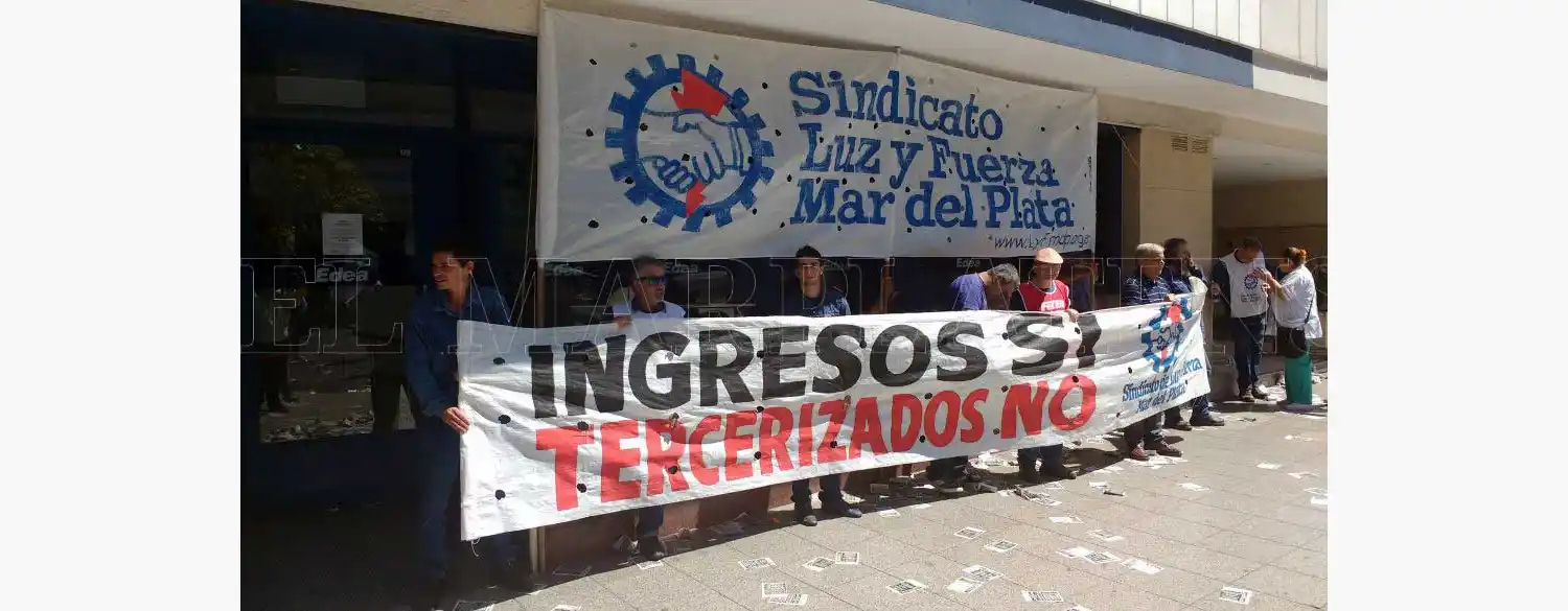 Protesta de trabajadores de Luz y Fuerza en pleno centro