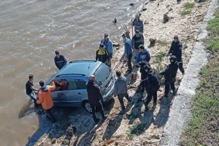 No puso el freno de manos y su auto cayó al río: pudieron rescatarlo