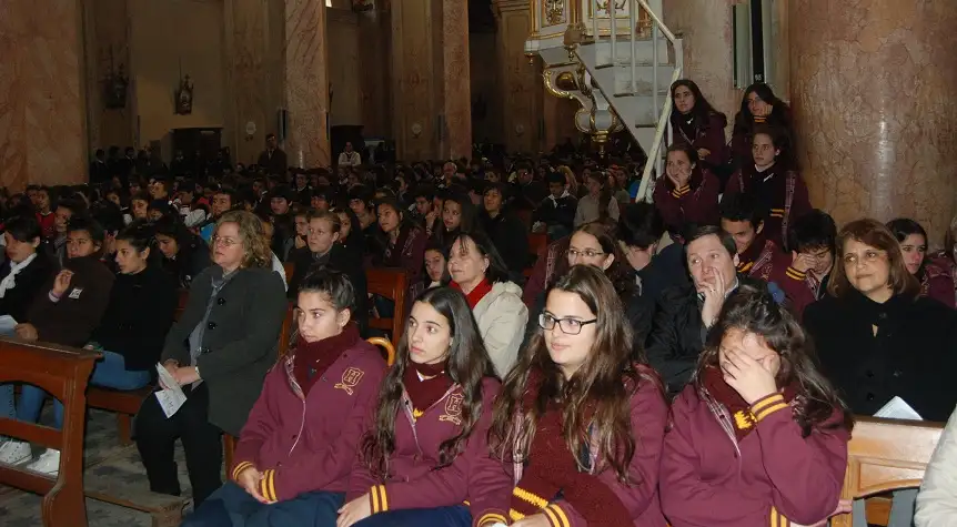 Una multitud de jóvenes contra las adicciones