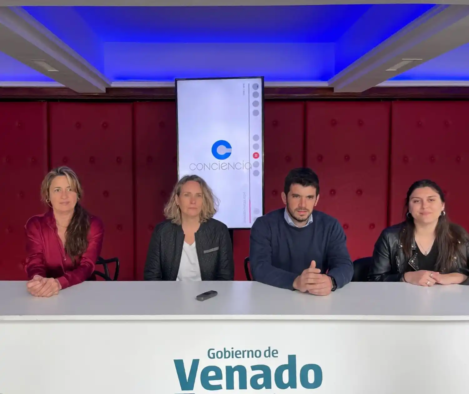 La conferencia de prensa encabezada por el intendente Leonel Chiarella.