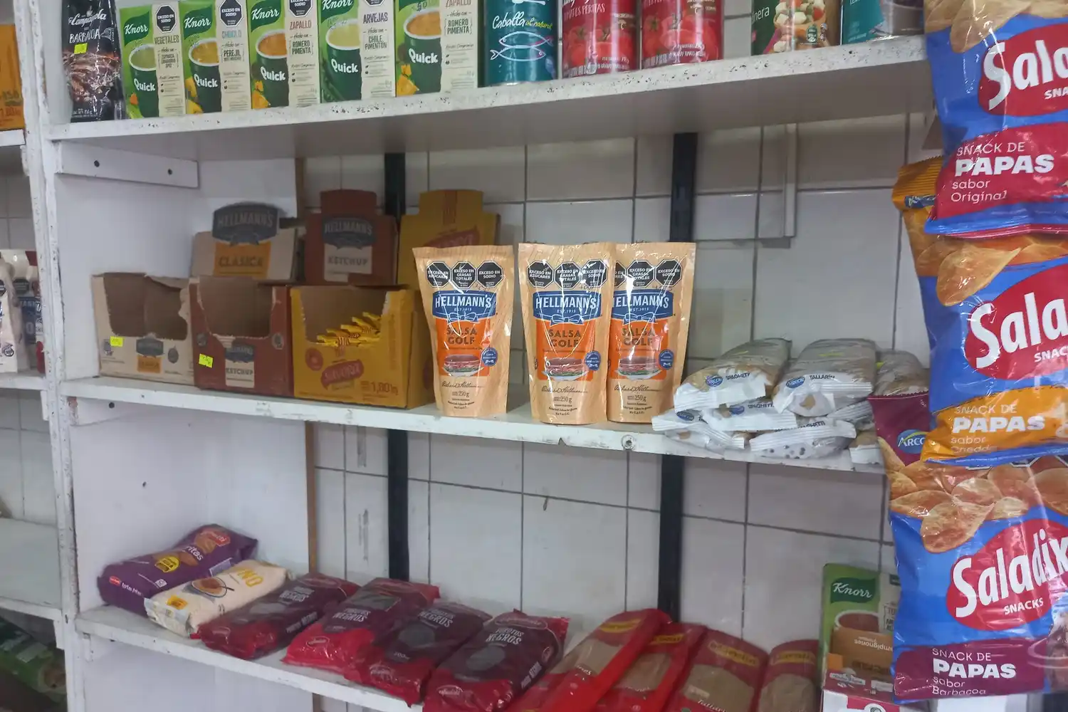 Almaceneros se quejan de que no pueden competir con los supermercados.