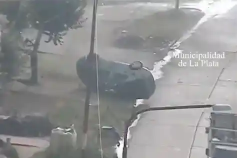 La Plata: Espectacular persecución y vuelco quedó grabado en video