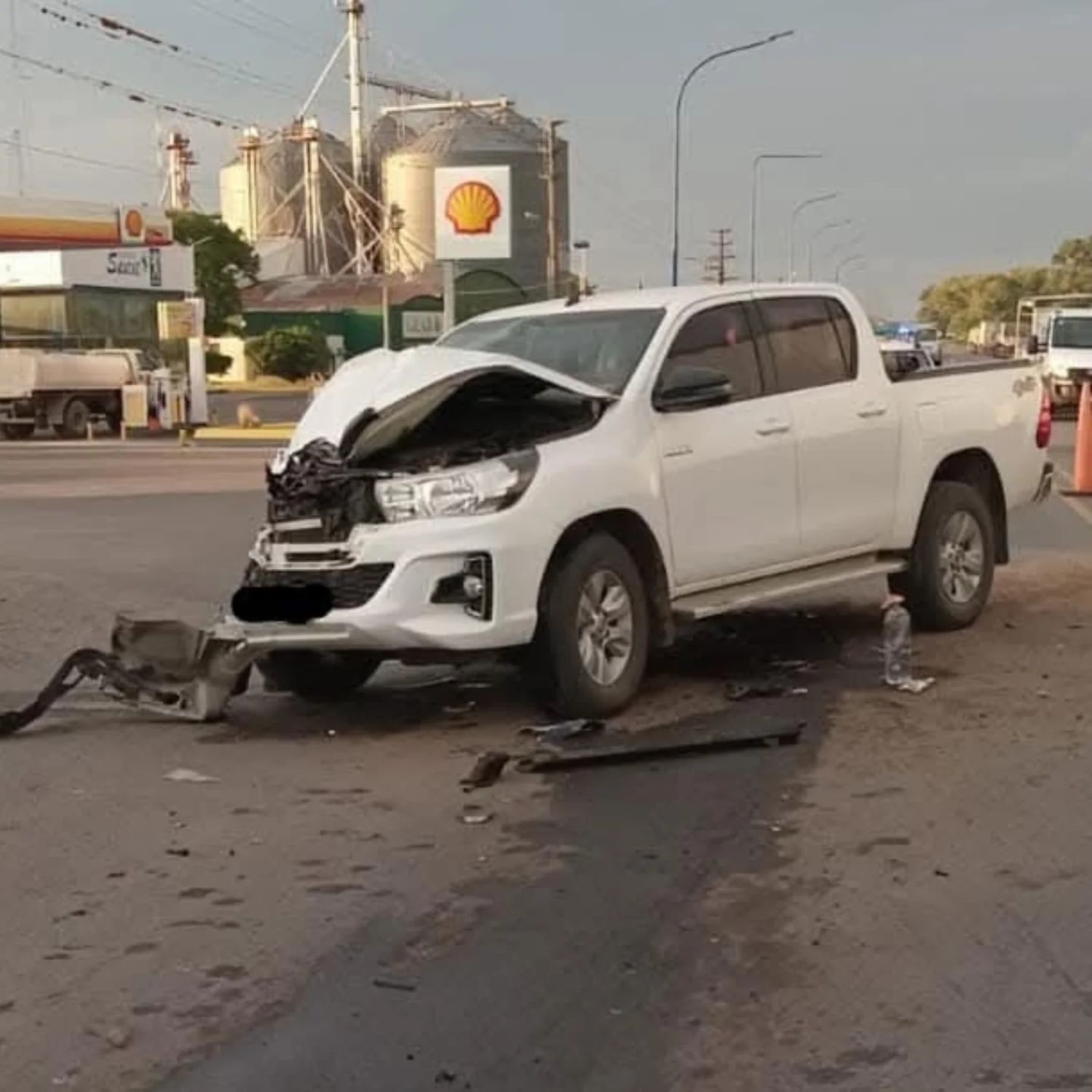 Impactante choque entre un micro de pasajeros y una camioneta en Rojas