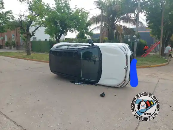 Fuerte choque y vuelco en San Vicente: una mujer fue trasladada al Samco local