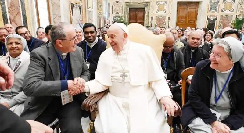 “La uniformidad mata”, advirtió el Papa a los religiosos