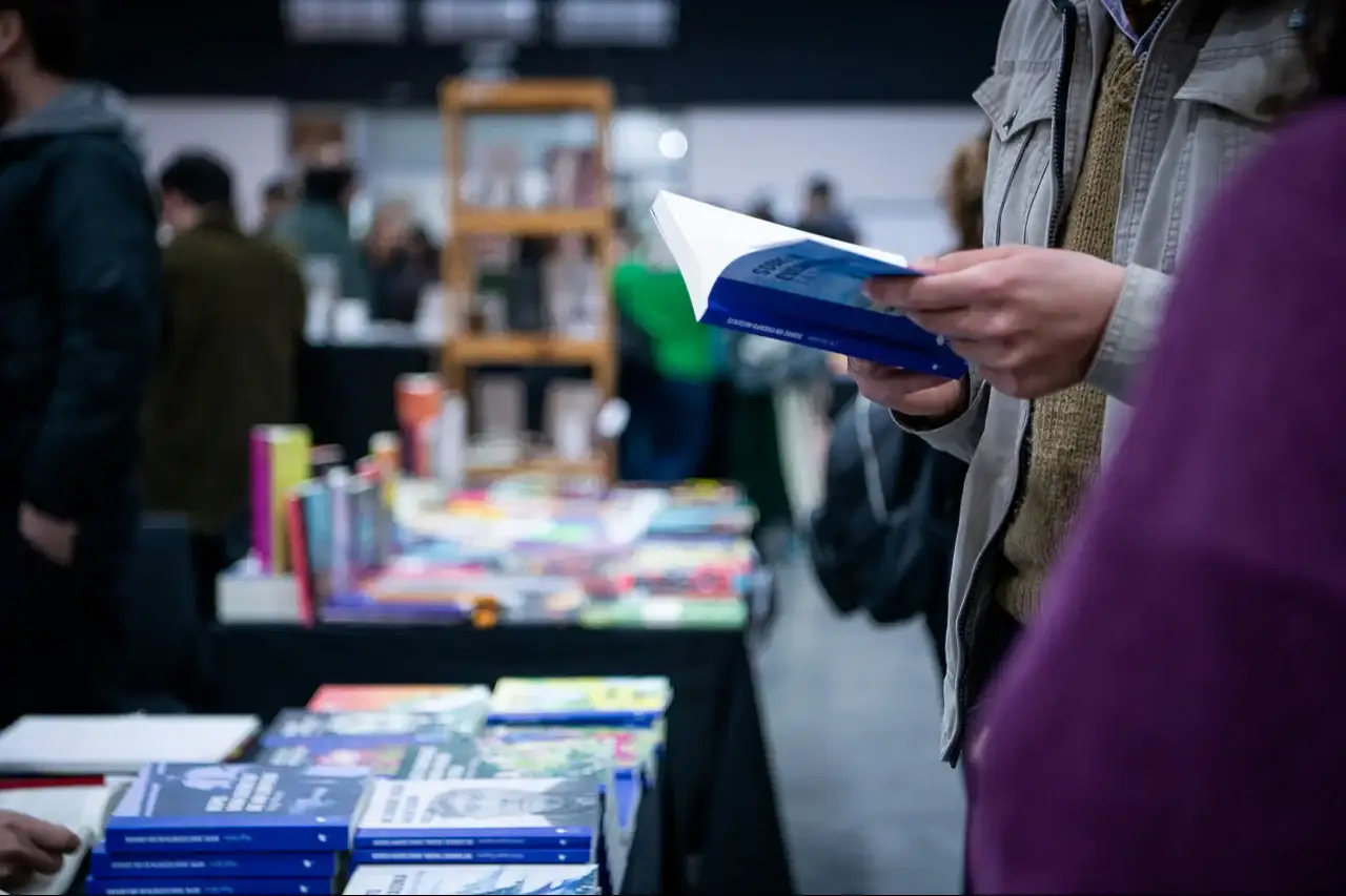 Paraná Lee movió casi $137 millones en libros y vendió más de 6.000 ejemplares
