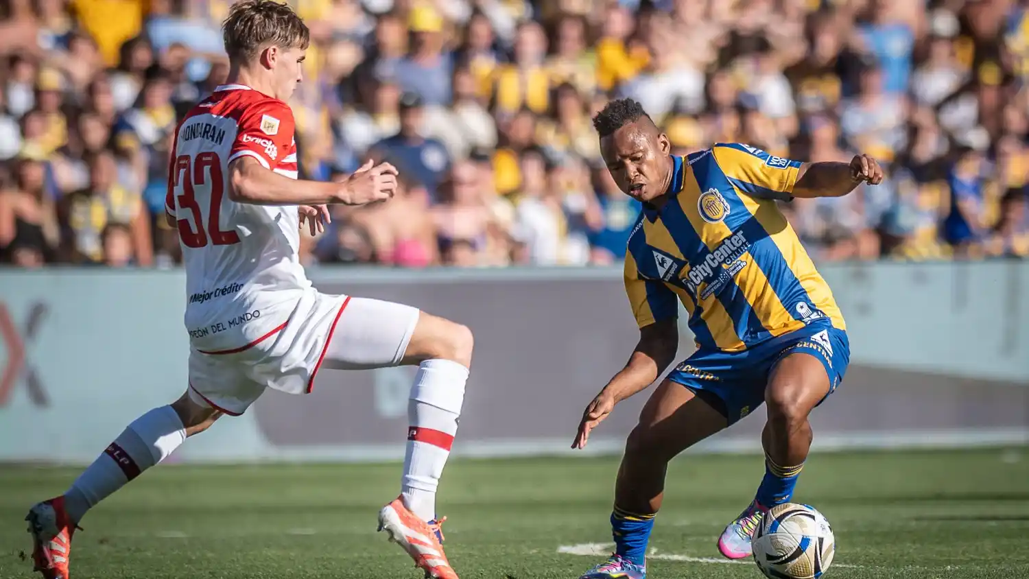 Campaz busca espacio ante Amondarain.