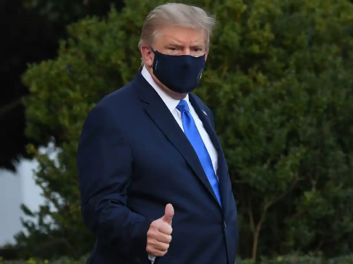 Trump dijo que evoluciona "bien" en su primer mensaje tras ser internado por coronavirus