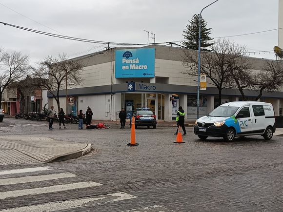 Fuerte choque en pleno centro de Rafaela: un motociclista terminó en el Hospital "Dr. Jaime Ferré"
