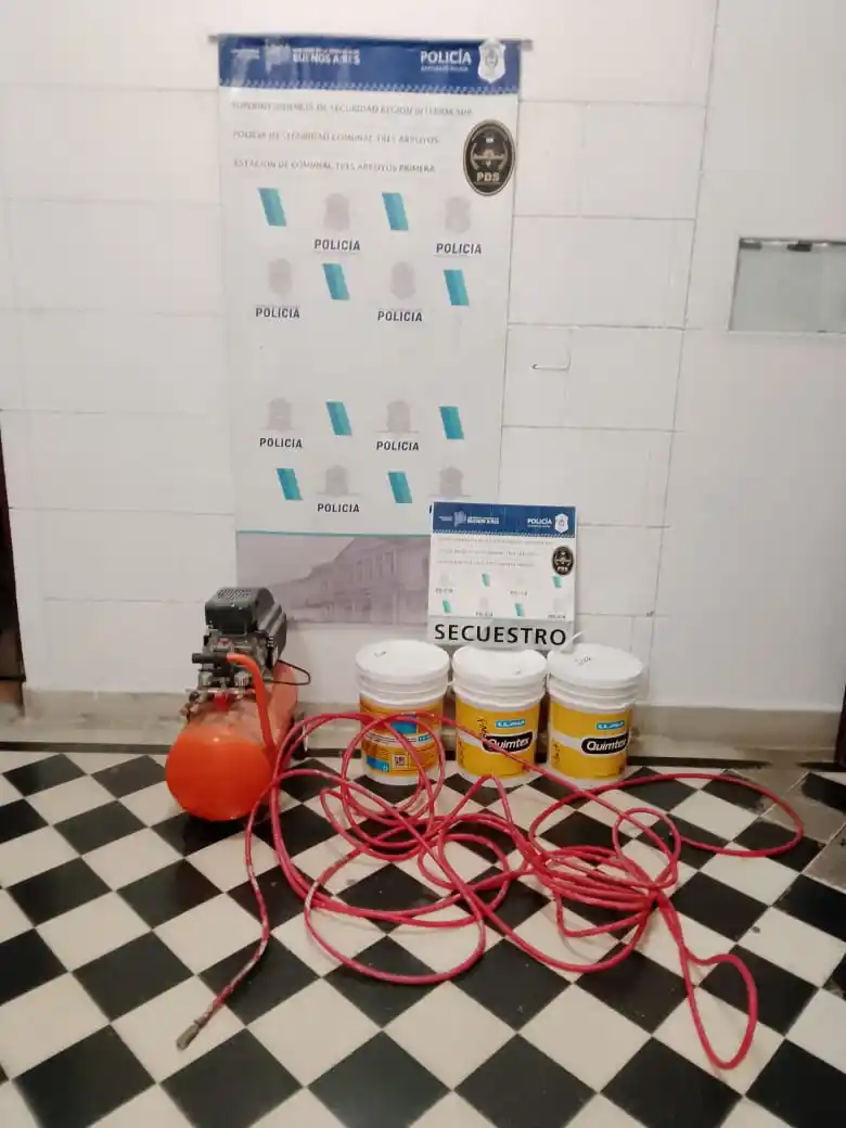 Hallaron un compresor de aire y latas de masilla, solicitan a su dueño