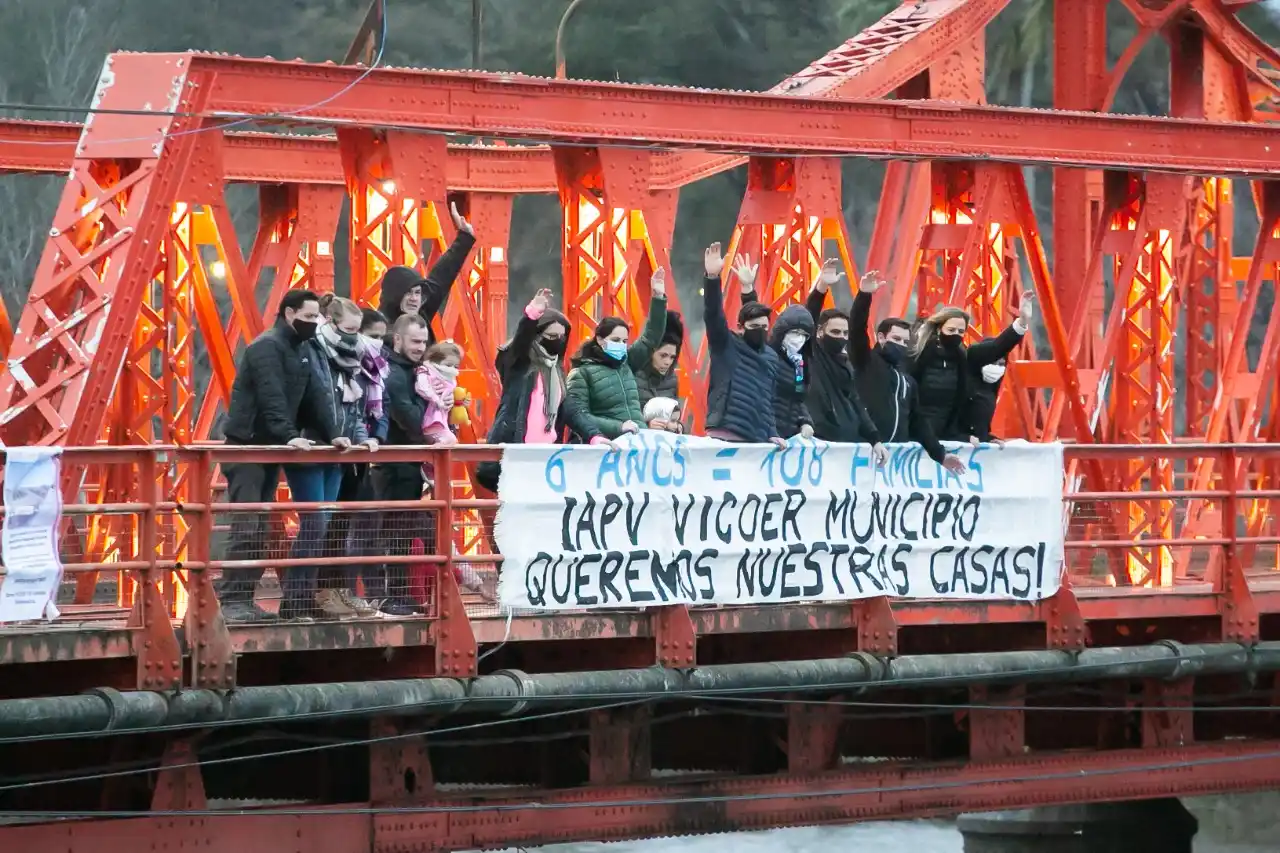 En el Puente, vecinos reclamaron por la demora en las obras de un barrio de Vicoer