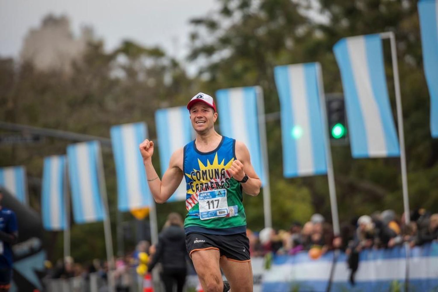 Juanba corriendo con la remera de su Carreras natal.