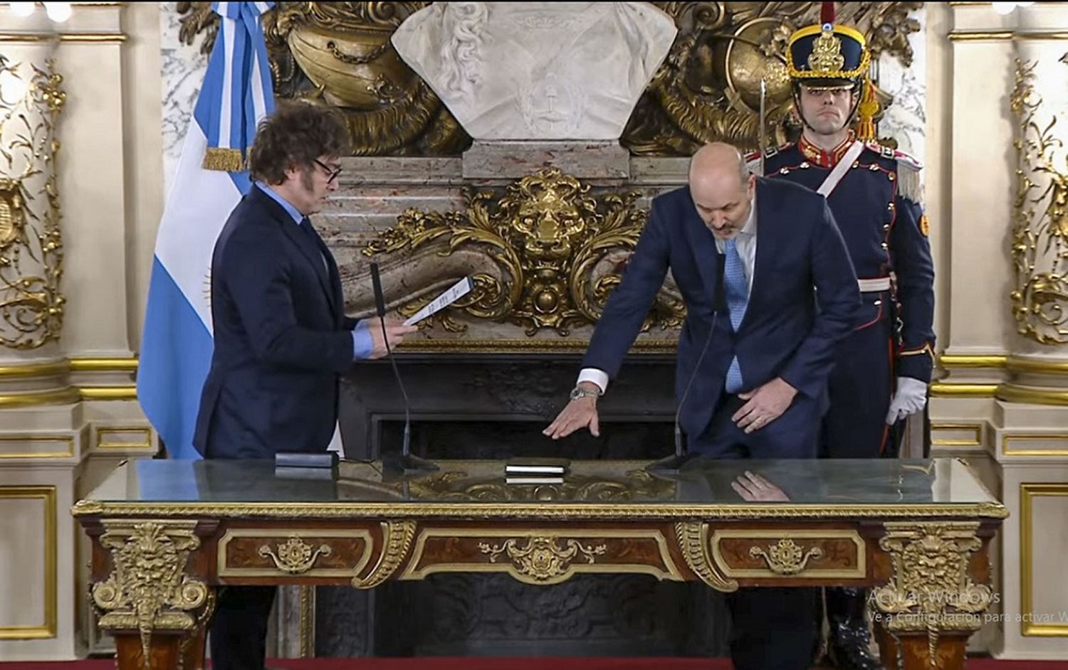 El Presidente le tomó el juramento a Federico Sturzenegger.