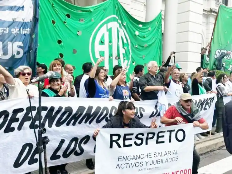 Multitudinaria movilización en defensa de la caja de jubilaciones