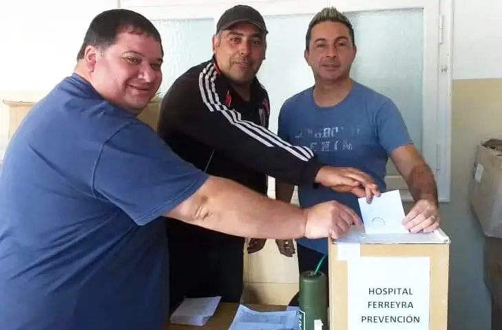 Votando. Afiliados que se desempeñan en el área de Prevención del Hospital