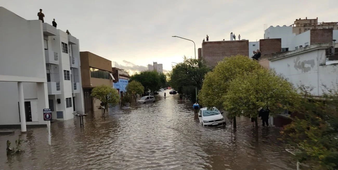 Vecinos de las zonas más afectadas tuvieron que ser rescatados desde los techos