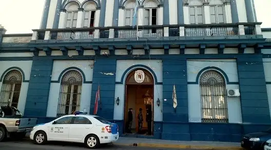 Lo atacaron cuando entraba a su casa, ingresaron y le robaron 