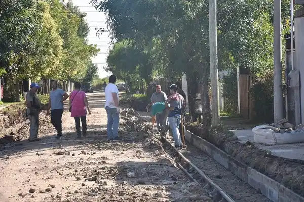 Comenzaron los trabajos de cordón cuneta en la calle 9 de Julio