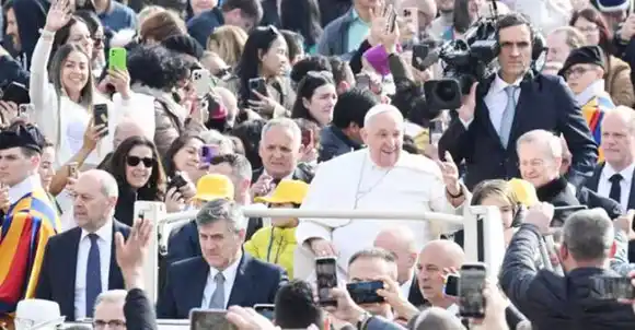 El Papa afirmó que el primer medio de evangelización es el testimonio