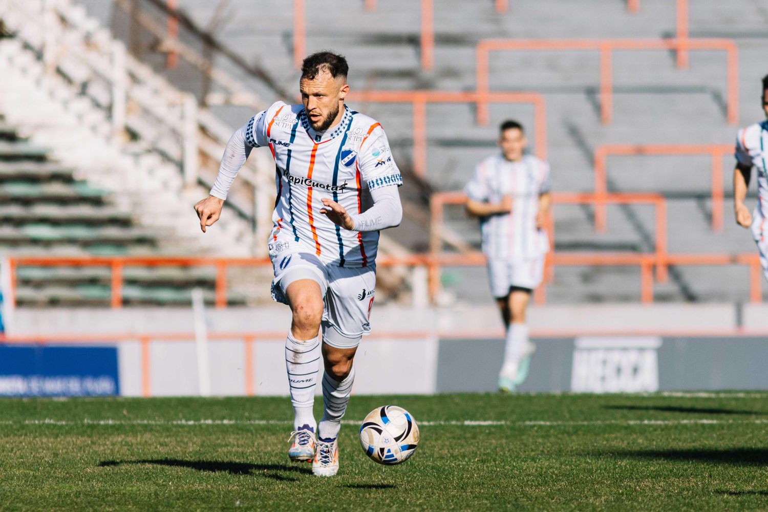 Joaquín Susvielles conduciendo con la pelota en sus pies