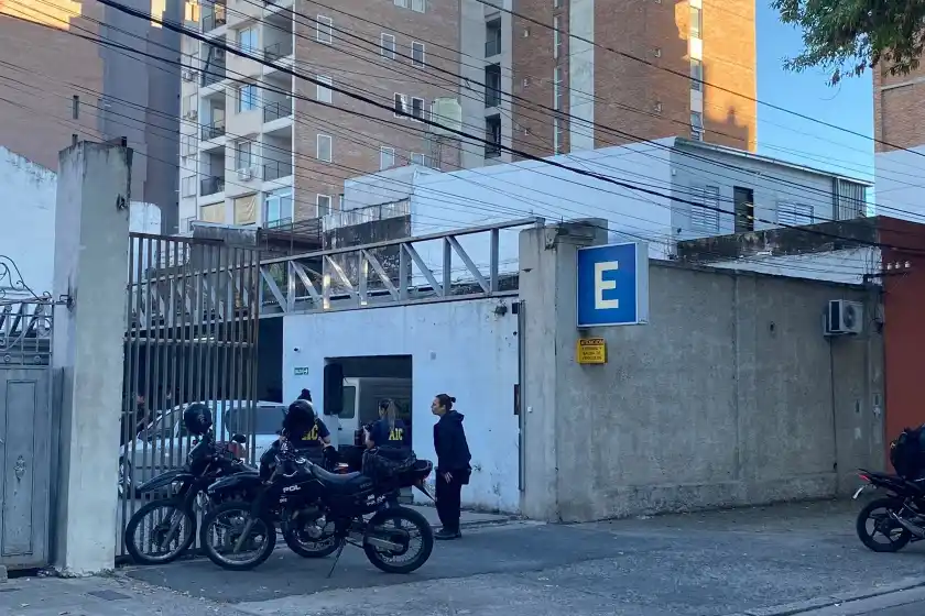 Se hicieron pasar por clientes de una cochera y maniataron al personal para robar: hay un detenido