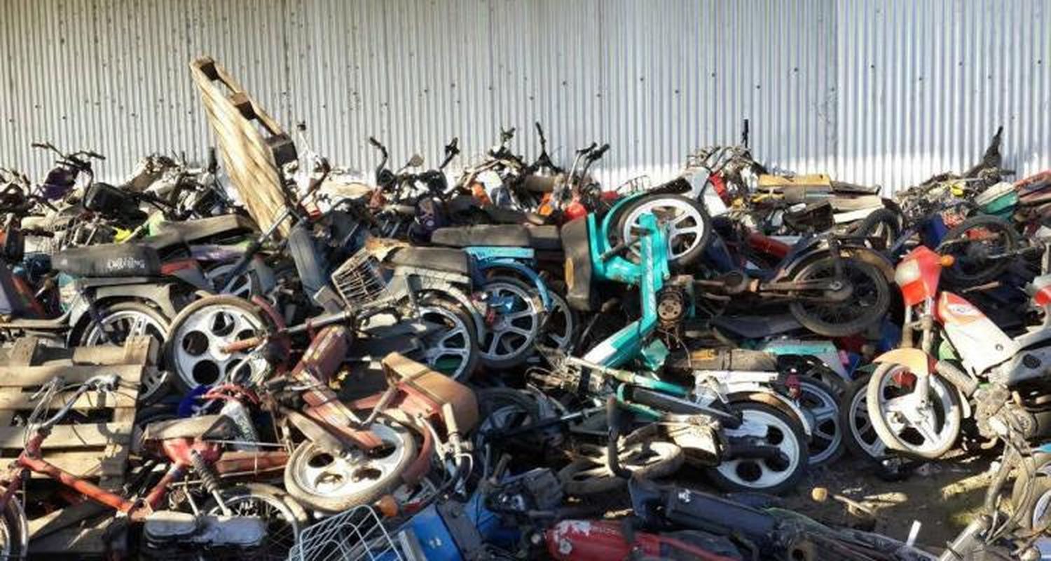 A la espera del remate, motos a la intemperie