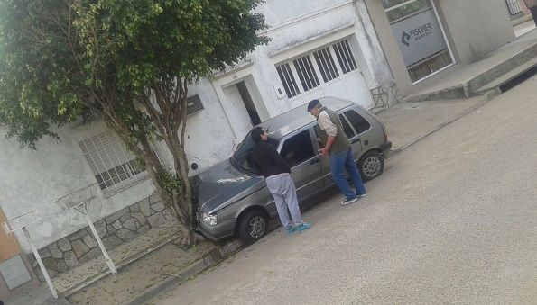 Se subió a la vereda borracho y chocó un árbol: fue detenido