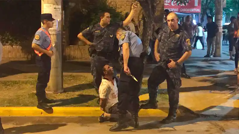 Un espectador de Jesús María hirió con un cuchillo a un policía
