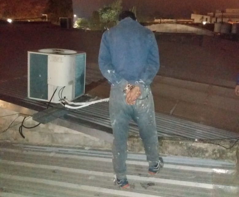 Un hombre robaba en plena Costanera y quiso fugarse por los techos