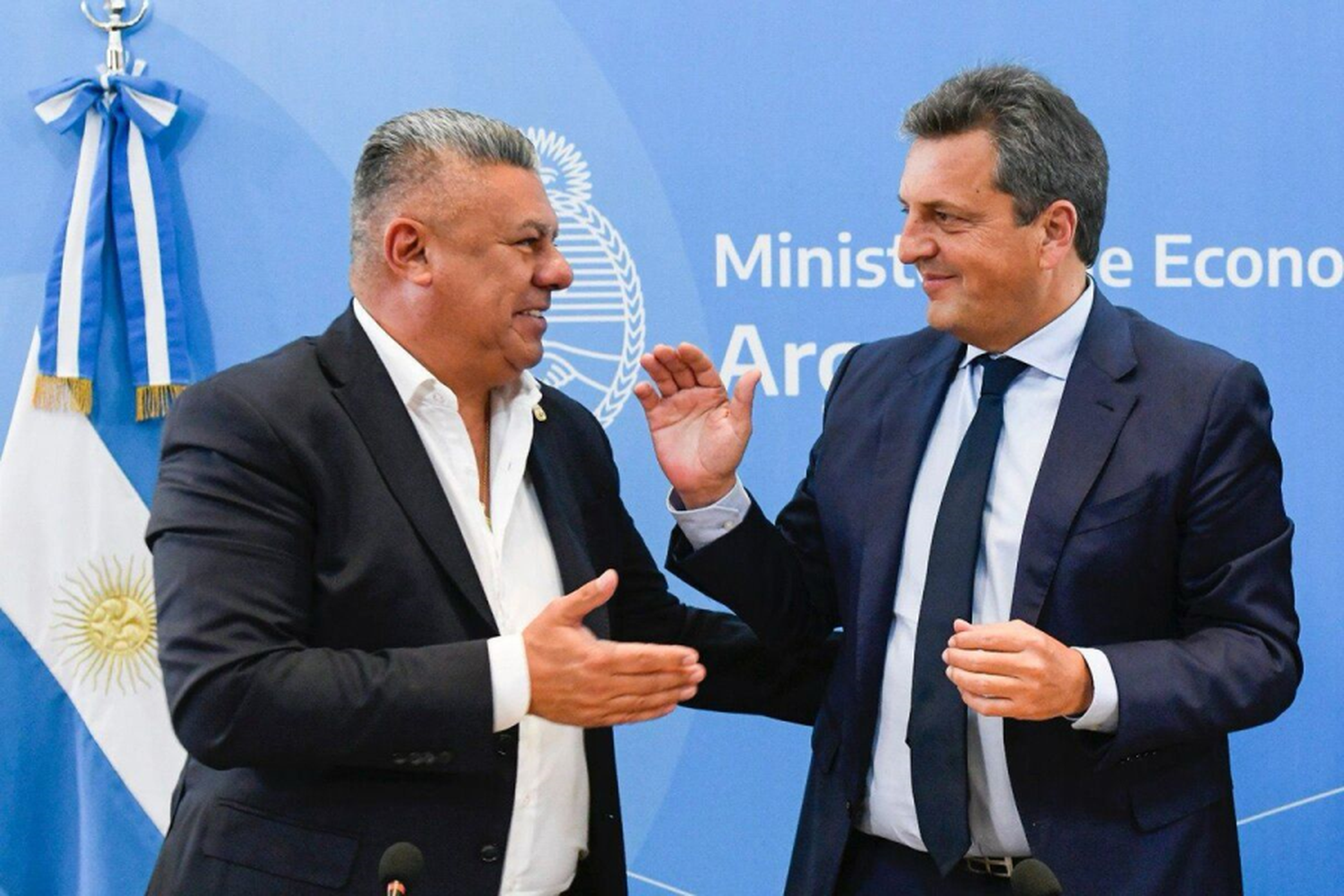 Massa celebró el anuncio y Schiaretti ofreció el Kempes para la inauguración