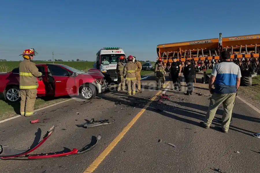 Un automóvil impactó de lleno contra una sembradora sobre Ruta 13