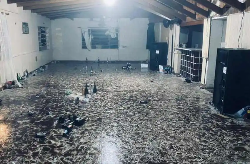 Desbaratan una fiesta clandestina donde había más de 250 personas y 50 autos