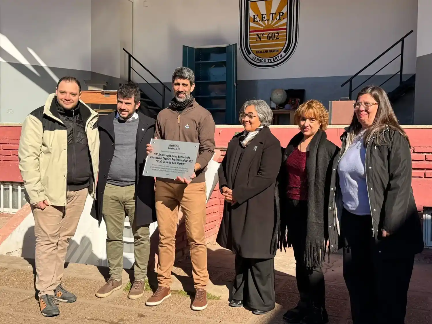 Chiarella entregó una placa alusiva al director de la escuela anfitriona. Foto: MVT