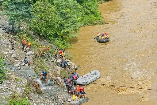 TRAGEDIA EN NEPAL: deslizamiento de tierra arrastra 2 autobuses, hay más 60 desaparecidos
