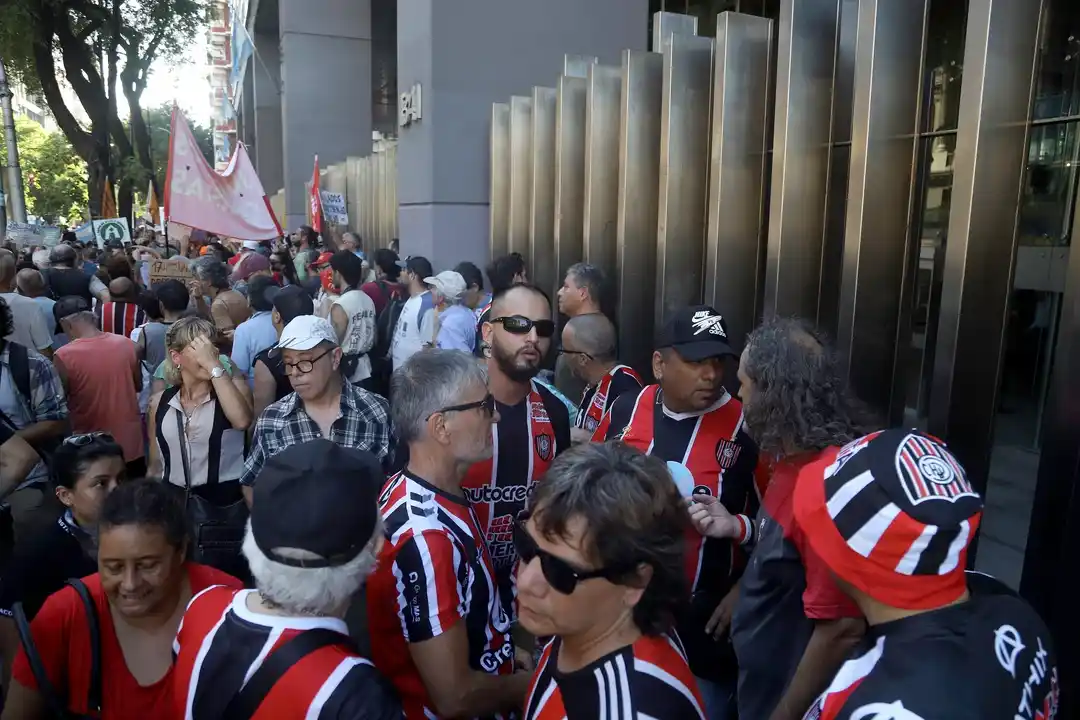 Hinchas de Chacarita con los jubilados (NA/Mariano Sánchez)
