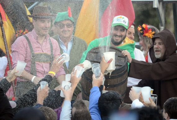 Con el tradicional espiche, se dio inicio a una nueva edición de la Isla Fest