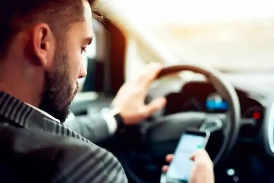 Usar el celular al conducir cuadruplica el riesgo de tener un siniestro vial