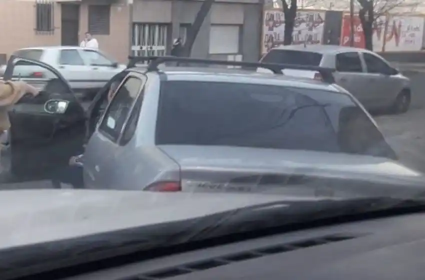 Quisieron llevarse un auto al corralón pero había una nena durmiendo en el interior del vehículo