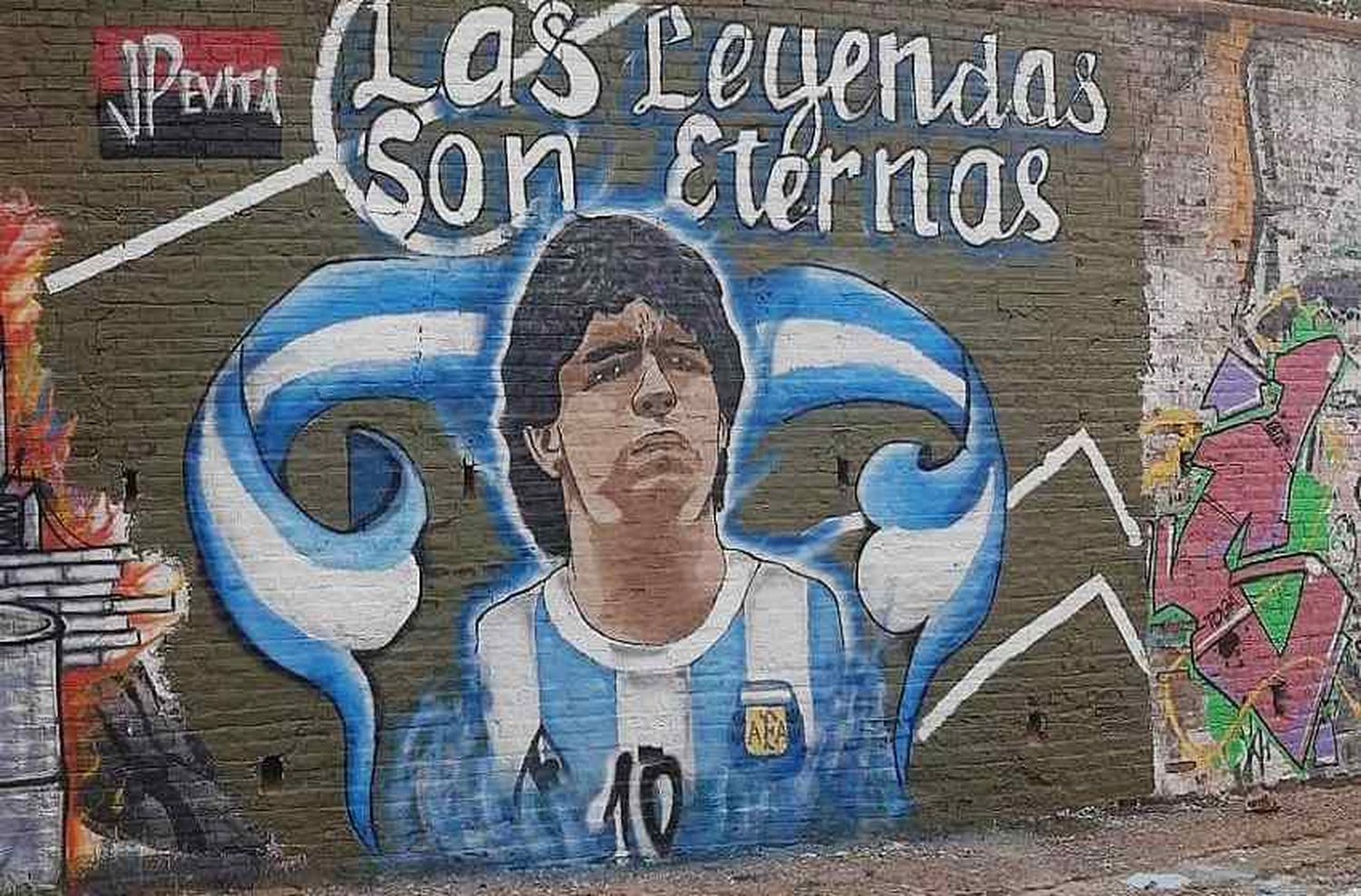 Otra muestra de cariño para el 10: jóvenes rosarinos pintaron un mural homenaje a Maradona en el parque España