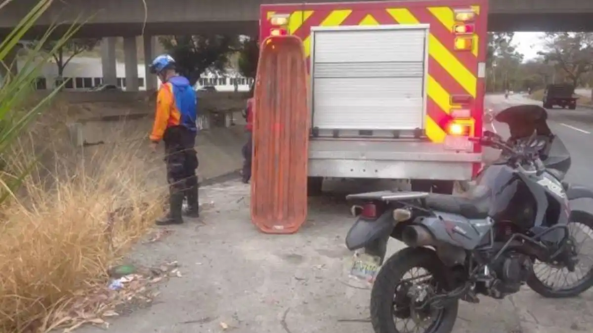 Bomberos de Distrito Capital rescatan cuerpo de un hombre del río Guaire #1Abril