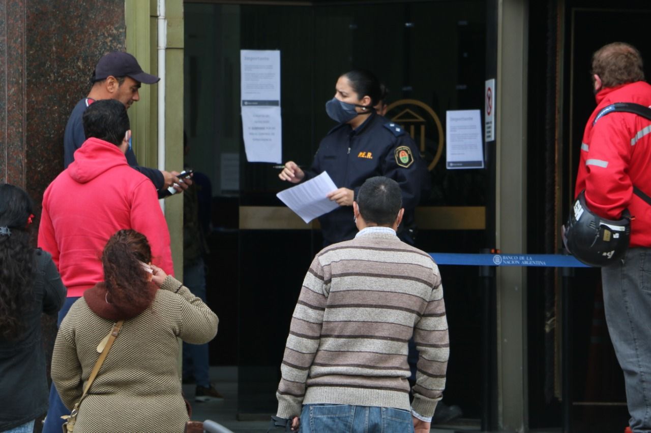 Larga cola en el Correo para cobrar los $10 mil del Ingreso Familiar de Emergencia