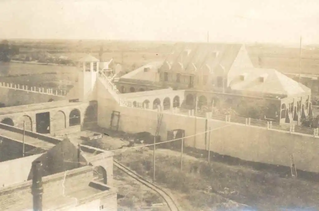 Las tendencias postulaban a Coronda o Rosario, como espacios para radicar el complejo penitenciario, pero los argumentos estratégicos e higiénicos, inclinaron la balanza en favor de la primera.